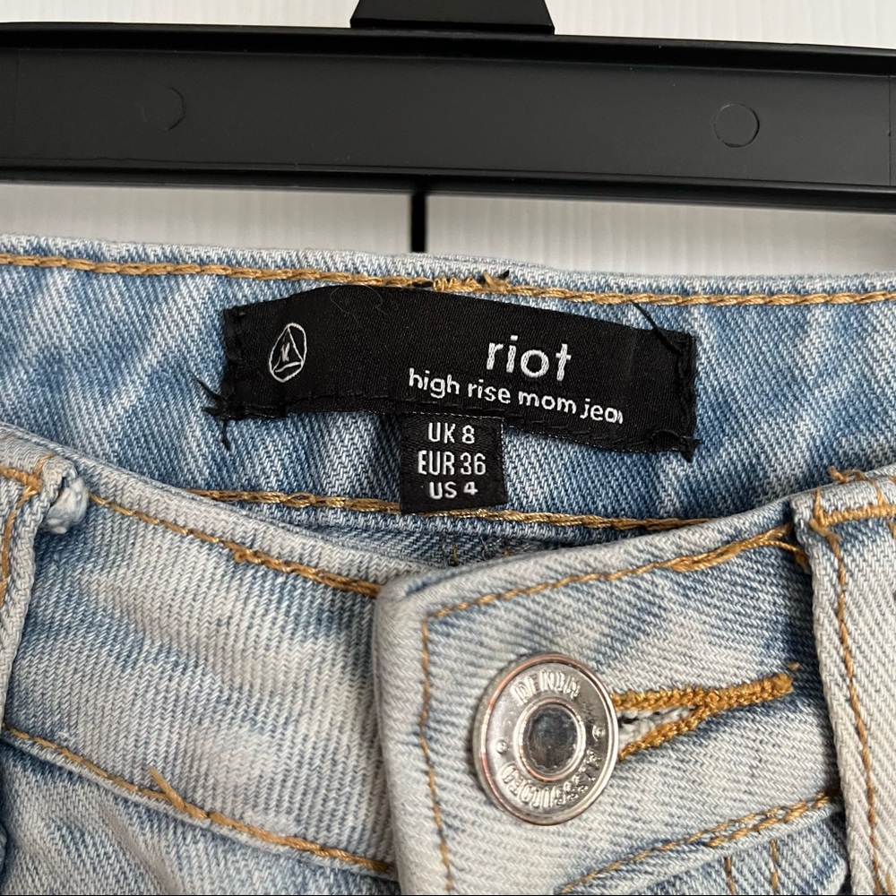 Missguided High Rise Mom Jeans - Picture 5 of 5